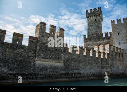 Castello Scaligero a Sirmione, Lago di Garda, Italia. Foto Stock
