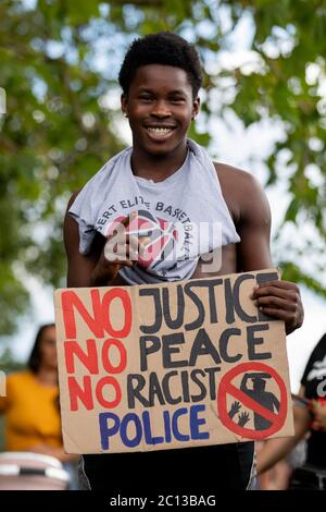 NORTHAMPTON, UK - 13 GIUGNO i manifestanti pacifici si riuniscono nel centro di Northampton in dimostrazione della questione Black Lives sabato 13 giugno 2020. (Credit: MI News & Sport /Alamy Live News Foto Stock