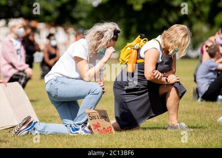 NORTHAMPTON, UK - 13 GIUGNO i manifestanti pacifici si riuniscono nel centro di Northampton in dimostrazione della questione Black Lives sabato 13 giugno 2020. (Credit: MI News & Sport /Alamy Live News Foto Stock