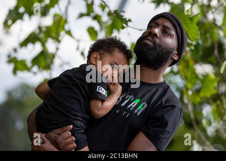 NORTHAMPTON, UK - 13 GIUGNO i manifestanti pacifici si riuniscono nel centro di Northampton in dimostrazione della questione Black Lives sabato 13 giugno 2020. (Credit: MI News & Sport /Alamy Live News Foto Stock