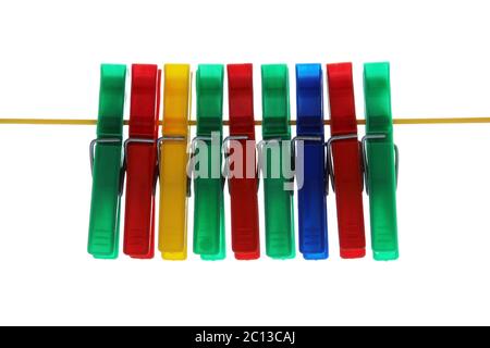 stendiabiti di plastica colorati isolati appesi alla corda. Foto Stock