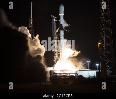 SpaceX lancia il terzo Falcon 9 razzo in meno di un mese dalla Stazione dell'Aeronautica militare di Cape Canaveral alle 5:21 di sabato 13 giugno 2020. A bordo di Falcon sono 60 satelliti SpaceX Starlink destinati a bassa orbita terrestre. SpaceX prevede di offrire un accesso globale ad Internet ad alta banda attraverso la rete Starlink. Foto di Joe Marino/UPI Credit: UPI/Alamy Live News Foto Stock