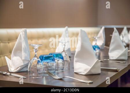 Bel tavolo servito in un ristorante di lusso Foto Stock