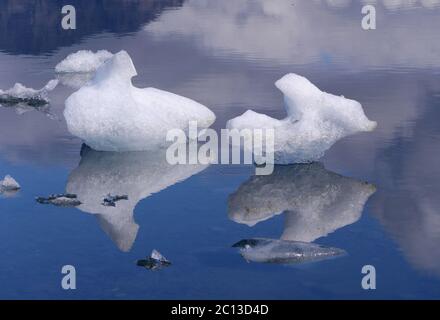 Iceberg di Jokulsarlon laguna, al di sotto del ghiacciaio Breidamerkurjokull, Islanda Foto Stock