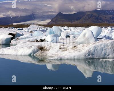 Iceberg di Jokulsarlon laguna, al di sotto del ghiacciaio Breidamerkurjokull, Islanda Foto Stock