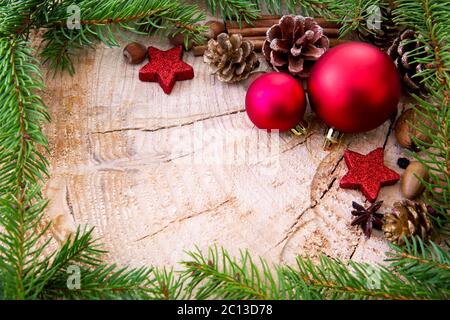 Cornice natalizia decorata con rami di abete rosso e bauble. Foto Stock