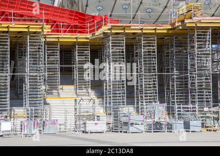 Ponteggi utilizzati come struttura temporanea in un cantiere Foto Stock