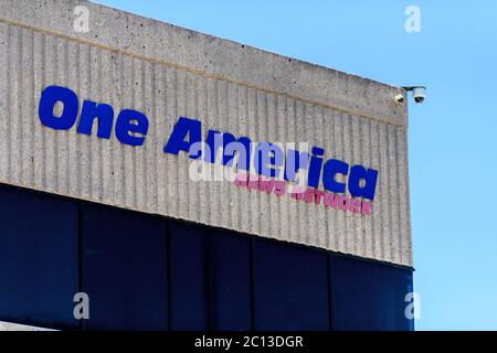 San Diego, California, Stati Uniti. 13 Giugno 2020. One America News Network è un canale televisivo via cavo fondato da Robert Herring Sr. Nel 2013. Il canale di San Diego, noto come OANN o OAN, è un'organizzazione di media di destra conosciuta per la diffusione delle teorie del complotto. Il presidente Trump è uno spettatore ed è stato oggetto di critiche dopo aver rimesso in tweeting una teoria della cospirazione che ha sostenuto un protetore di 75 anni spinto al suolo dalla polizia a Buffalo, New York, era un ''provocatore antifa. Credit: David Barak/ZUMA Wire/Alamy Live News Foto Stock