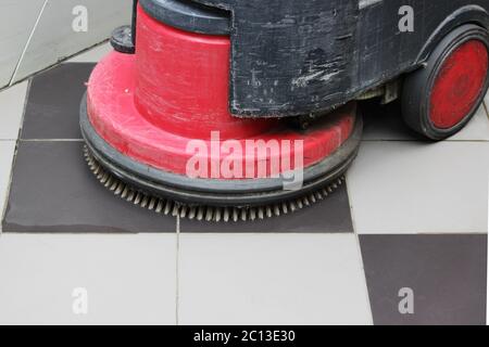 Pulire il pavimento delle piastrelle con una spazzola di pulizia per  pavimenti e acqua Foto stock - Alamy