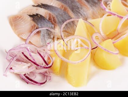 Aringhe salate con patate bollite Foto Stock