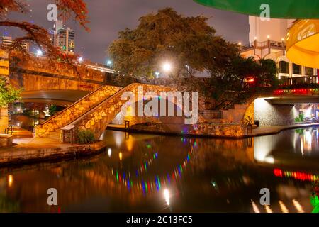 San Antonio River Walk e ponte in pietra sul fiume San Antonio vicino Alamo nel centro di San Antonio, Texas, Stati Uniti. Foto Stock