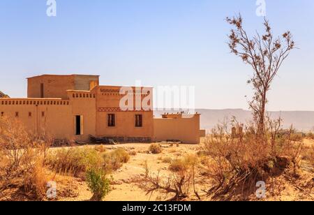 Tipica marocchina kasbah nel deserto Foto Stock