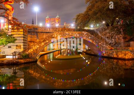 San Antonio River Walk e ponte in pietra sul fiume San Antonio vicino Alamo nel centro di San Antonio, Texas, Stati Uniti. Foto Stock