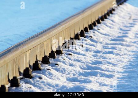 Coperta di neve di binari ferroviari all'aria aperta in inverno. Foto Stock