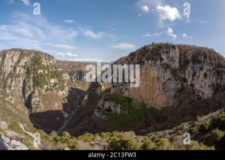 Vista panoramica della gola di Vikos nelle montagne di Pindos, regione dell'Epiro, Grecia Foto Stock