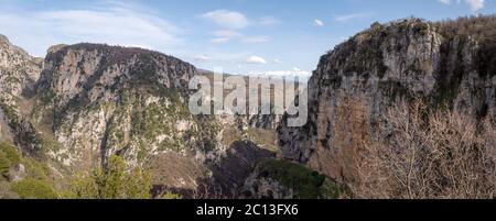 Vista panoramica della gola di Vikos nelle montagne di Pindos, regione dell'Epiro, Grecia Foto Stock