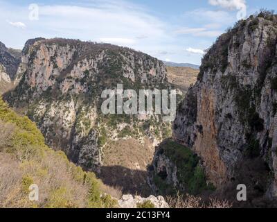 Vista panoramica della gola di Vikos nelle montagne di Pindos, regione dell'Epiro, Grecia Foto Stock