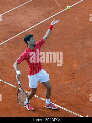 Belgrado. 13 Giugno 2020. Novak Djokovic della Serbia serve a Viktor Troicki della Serbia al torneo di tennis Adria Tour a Belgrado, Serbia, il 13 giugno 2020. Credit: Predrag Milosavljevic/Xinhua/Alamy Live News Foto Stock