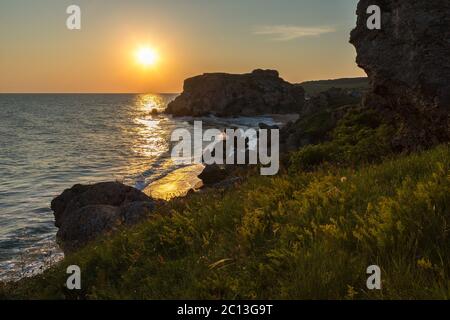 Sole sorge sul Mare di Azov generali sulla spiaggia. Regionale Karalar landscape park in Crimea. Foto Stock