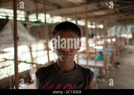 DHAKA, BANGLADESH 07 luglio : Ritratto di un tessitore del Bangladesh che progetta un Jamdani Sari (abbigliamento femminile) nella periferia di Rupganj Thana Foto Stock