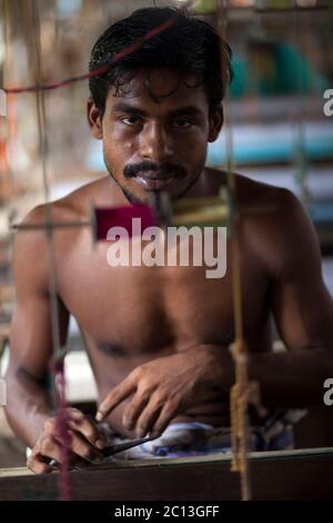 DHAKA, BANGLADESH 07 luglio : Ritratto di un tessitore del Bangladesh che progetta un Jamdani Sari (abbigliamento femminile) nella periferia di Rupganj Thana Foto Stock