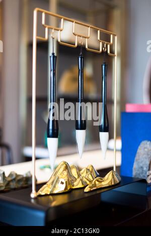 Calligraphy spazzole nel moderno studio Foto Stock