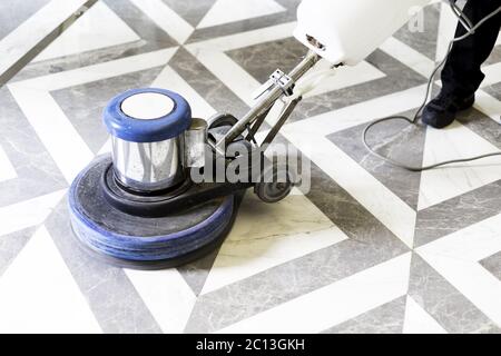 L'uomo la lucidatura di pavimenti in marmo nel moderno edificio per uffici Foto Stock