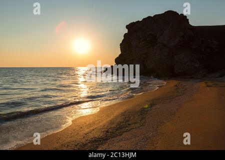 Sole sorge sul Mare di Azov generali sulla spiaggia. Regionale Karalar landscape park in Crimea. Foto Stock