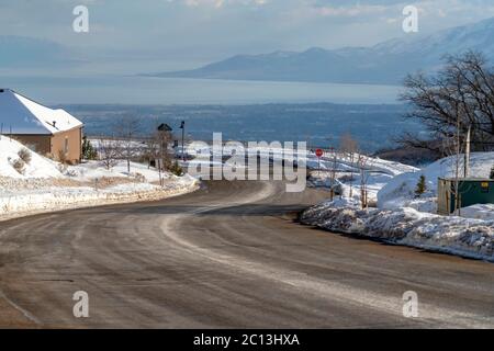 Strada in un quartiere con vista sfocata del lago valle e Wasatch Mountains Foto Stock