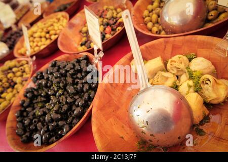 Olive e articholes per la vendita Foto Stock