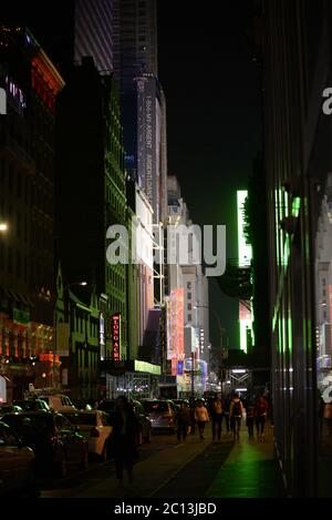 Vita notturna al neon, vivace folla ad a New York City Foto Stock