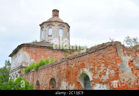 La chiesa distrutta di San Nicola nel villaggio Priluki. Foto Stock