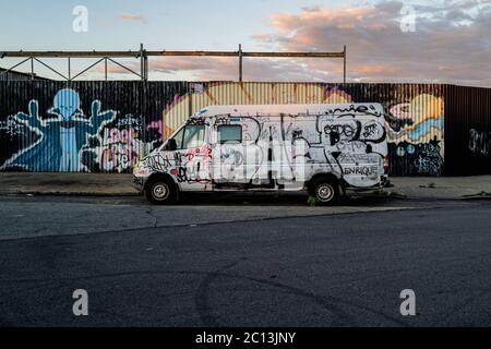 BROOKLYN, NY, USA - Scene della Industrial Business zone di Greenpoint e Williamsburg, Brooklyn, New York City, Stati Uniti nel 2020. Foto Stock