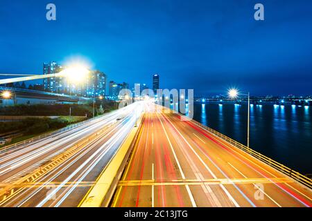Del traffico su strada nel centro cittadino di Seoul di notte Foto Stock