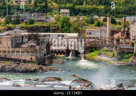 Acquisizione di immagini nel punto di vista situato a Oregon City, Oregon. Questo è un grande esempio di cascate industriali. Foto Stock