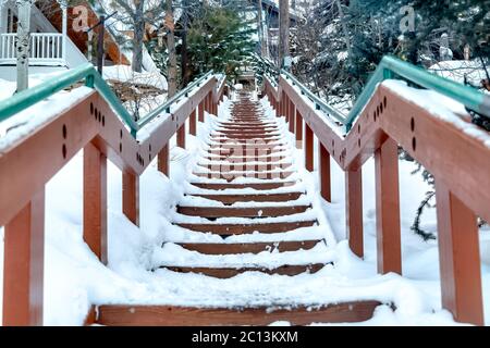 Scalinata su una natura panoramica e paesaggio residenziale con neve bianca in inverno Foto Stock