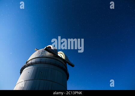 Osservatorio astronomico sotto le stelle del cielo notturno Foto Stock