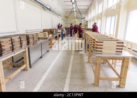 Esplosivi a razzo in scatole in una fabbrica di munizioni Foto Stock