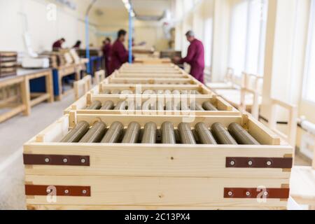 Esplosivi a razzo in scatole in una fabbrica di munizioni Foto Stock