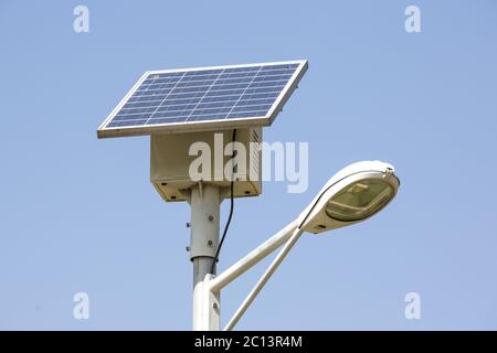 Lampada da strada con pannello solare Foto Stock