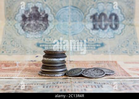 Vecchie monete e banconote scadute. Monete e monete d'argento dell'URSS Foto Stock