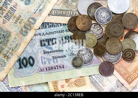 Vecchie monete e banconote scadute. Monete e monete d'argento dell'URSS Foto Stock