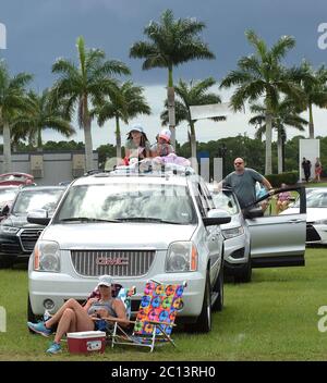 13 giugno 2020 - Sarasota, Florida, Stati Uniti - gli spettatori si divertono allo spettacolo al Daredevil Rally di Nik Wallenda, che è stato il primo spettacolo drive-in al mondo, il 13 giugno 2020 a Sarasota, Florida. Lo spettacolo, che si svolge in date selezionate fino al 21 giugno, presenta artisti di fama internazionale ed è stato progettato per essere un evento sicuro durante la pandemia del coronavirus, con la separazione dei veicoli dello spettatore secondo le linee guida di distanza sociale. (Paul Hennessy/Alamy) Foto Stock