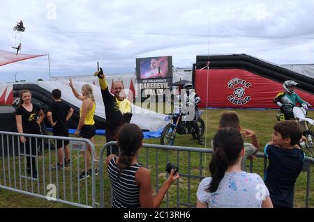 13 giugno 2020 - Sarasota, Florida, Stati Uniti - David 'The Bullet' Smith, interprete dell'atto di palla di cannone umana, si lancia al pubblico al Daredevil Rally di Nik Wallenda, dichiarato come il primo spettacolo di acrobazie drive-in del mondo, il 13 giugno 2020 a Sarasota, Florida. Lo spettacolo, che si svolge in date selezionate fino al 21 giugno, presenta artisti di fama internazionale ed è stato progettato per essere un evento sicuro durante la pandemia del coronavirus, con la separazione dei veicoli dello spettatore secondo le linee guida di distanza sociale. (Paul Hennessy/Alamy) Foto Stock