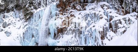 Sfondo paesaggio invernale di un muro ghiacciato a Franklin Falls vicino Seattle Washington Foto Stock