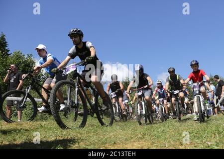 Ciclisti di massa in montagna Foto Stock