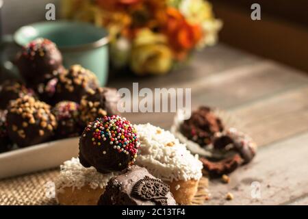 Cioccolato colorato su un piatto. Foto Stock