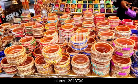 Una stalla che vende i bangle delle donne. Questo bracciale è un accessorio ideale per le donne e gli appassionati di accessori indiani tradizionali Foto Stock