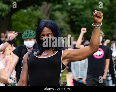 13 giugno 2020, Boston, Massachusetts, USA: Il protestore alza il suo pugno per il raduno della materia di vita di Black Trans al Franklin Park a Boston. Credit: Keiko Hiromi/AFLO/Alamy Live News Foto Stock