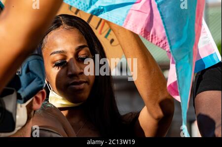 13 giugno 2020, Boston, Massachusetts, USA: Manifestazione per i manifestanti Black Trans Lives Matter di fronte alla stazione Boston Police District 2 di Boston. Credit: Keiko Hiromi/AFLO/Alamy Live News Foto Stock